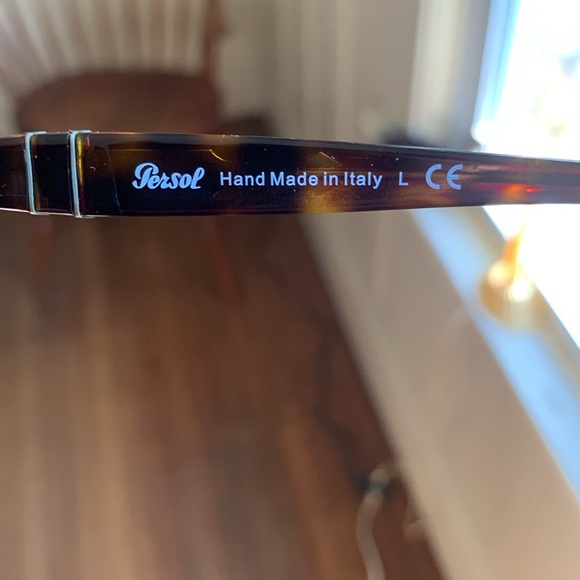 Persol Sunglasses
Tortoise/Green
Hand Made in Italy
Excellent Condition - Picture 4 of 6